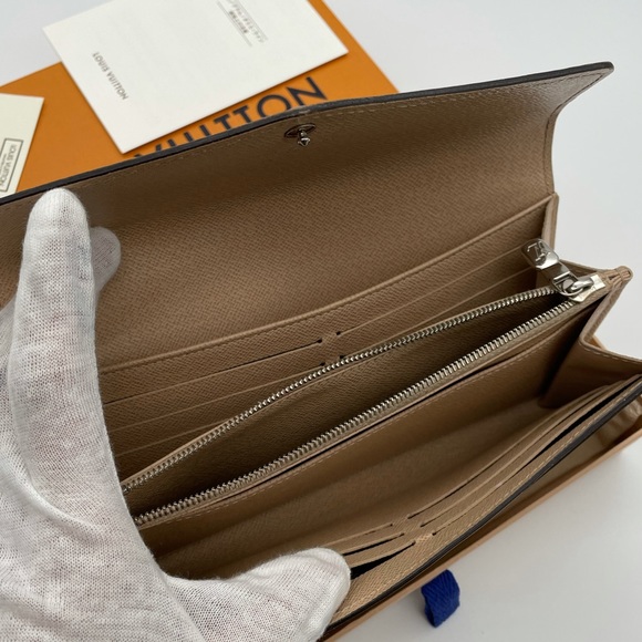 Louis Vuitton - Picture 7 of 13